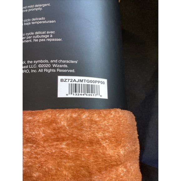 Bioworld Magic: The Gathering Card Back Plush Throw Blanket NEW WITH TAGS - Picture 4 of 4